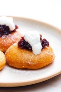 Erik reçelli ve ekşi kremalı kızarmış kek.