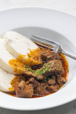 Hamur köftesiyle servis edilen etli gulaş.