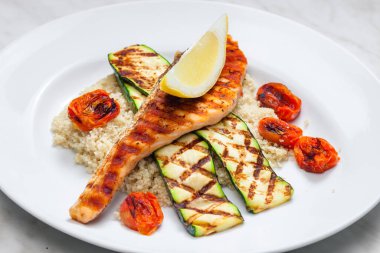 Domatesli tavuk eti ve kuskus ile servis edilen kabak.