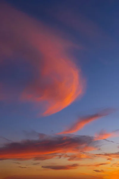 夕日の前に雲と美しい空 — ストック写真