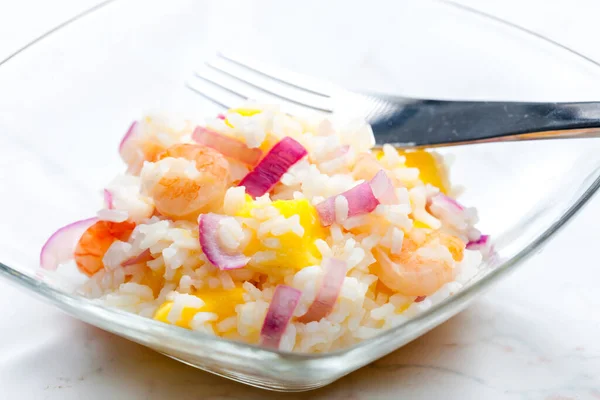 Reissalat Mit Garnelen Roten Zwiebeln Und Gelbem Pfeffer — Stockfoto