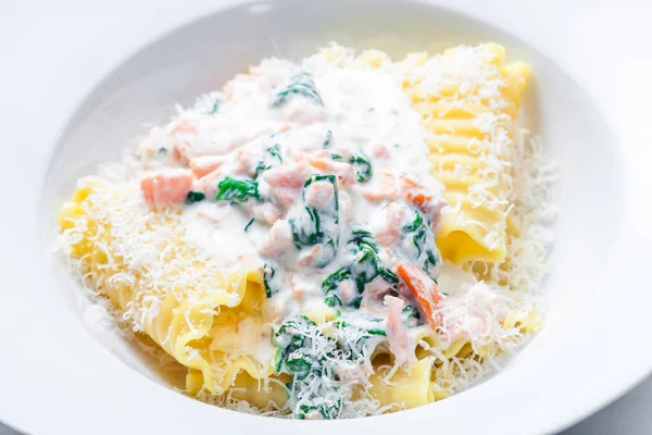 Pasta Con Salsa Salmone Cremosa Con Spinaci — Foto Stock