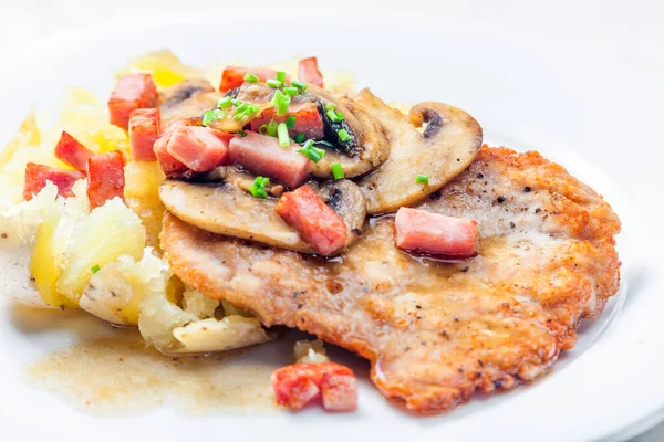 Varkensfilet Met Gekookte Aardappel Geserveerd Met Champignon Speksaus — Stockfoto