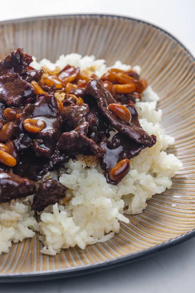 Rindfleisch Mit Sojasauce Und Erdnüssen Serviert Mit Weißem Reis — Stockfoto