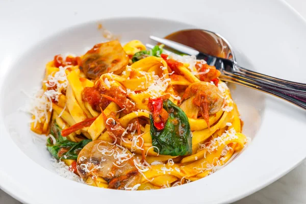 Pasta Tagliatelle Met Tomatensaus Champignon Basilicum Bladeren — Stockfoto