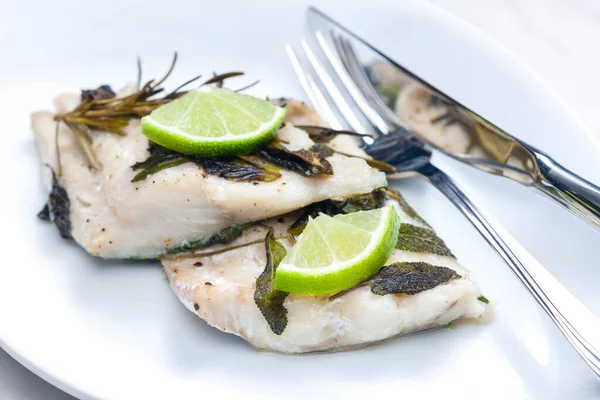 Filet Białej Ryby Pieczony Ziół — Zdjęcie stockowe