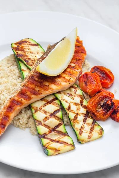 Gegrild Pluimveevlees Met Tomaten Courgette Geserveerd Met Couscous — Stockfoto