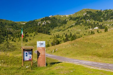 Birinci Dünya Savaşı 'ndan kalma siperler Monte Grappa yakınlarında, Treviso ili, Veneto Bölgesi, İtalya