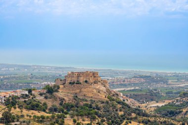 İtalya 'nın Calabria eyaletindeki Rocca Imperiale şatosu