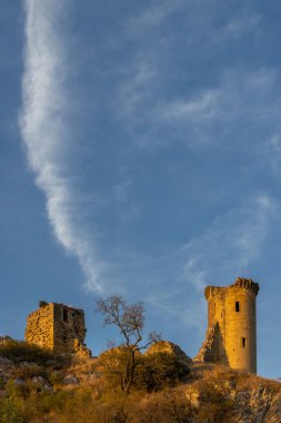 Chateauneuf-du-Pape yakınlarındaki Chateau de Hers harabeleri, Provence, Fransa