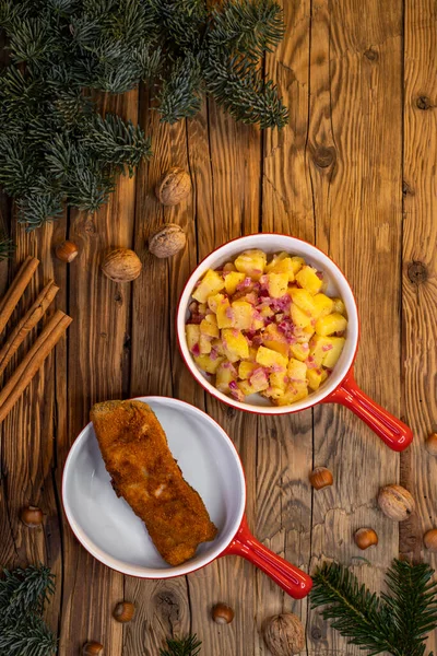 捷克共和国的传统圣诞晚餐 带有土豆沙拉的鲤鱼片 — 图库照片