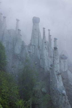 Platten Dünya Piramitleri (Erdpyramiden - Piramidi di di Plata) Percha ve Bruneck yakınlarında, Güney Tyrol, İtalya