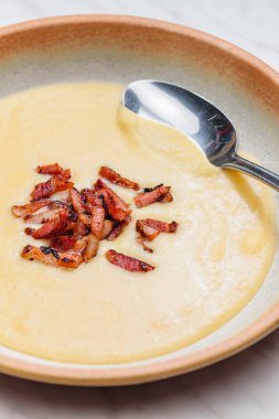 Domuz pastırmalı bezelye lapası.