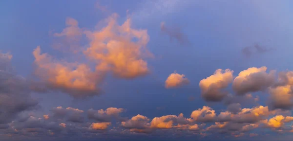 Indah Langit Dengan Awan Sebelum Matahari Terbenam — Stok Foto
