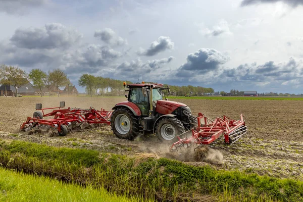 Trattore Durante Lavori Primaverili Sul Campo — Foto Stock