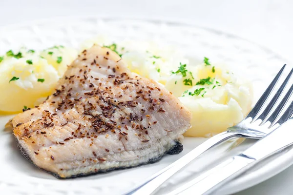 Luccio Persico Sul Cumino Con Patate Cotte — Foto Stock