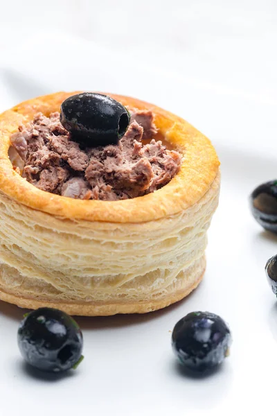 Ciasto Francuskie Wypełnione Terryną Podawaną Czarnymi Oliwkami — Zdjęcie stockowe