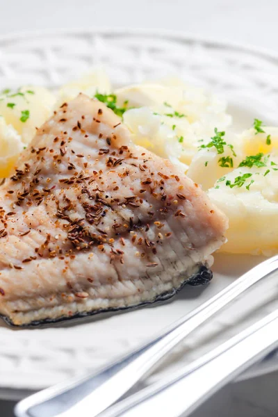 Luccio Persico Sul Cumino Con Patate Cotte — Foto Stock