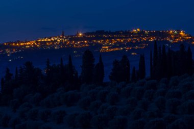 İtalya, Toskana 'da gece vakti Volterra