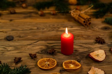 Geleneksel Çek Noel 'i ağaç süslemesi üzerine ağaç dalı, mum, elma, portakal, meyve