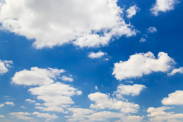 Céu Azul Com Nuvens Como Fundo — Fotografia de Stock