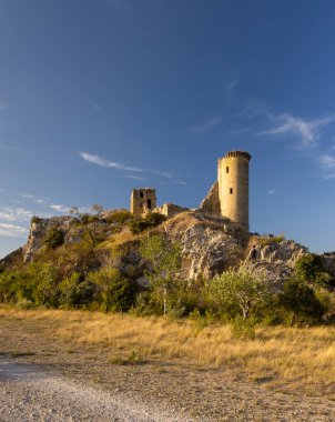 Chateauneuf-du-Pape yakınlarındaki Chateau de Hers harabeleri, Provence, Fransa