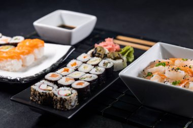 Tipik suşili çeşitli Asya yemekleri.