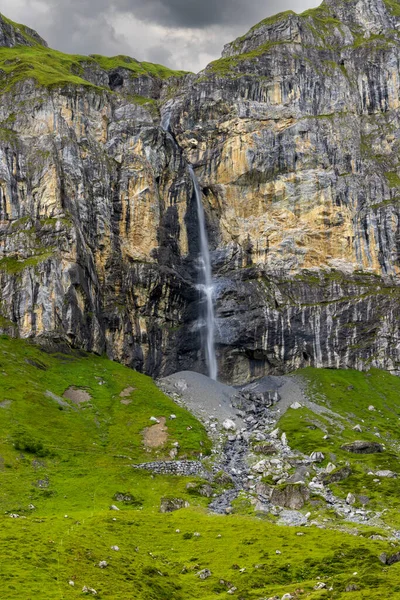 Typisch Alpenlandschap Met Watervallen Zwitserse Alpen Bij Klausenstrasse Spiringen Kanton — Stockfoto