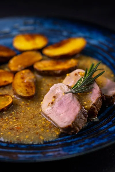 Schweinefilet Mit Ofenkartoffeln Und Französischer Senfsauce — Stockfoto