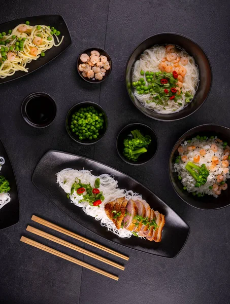 Diverse Gerechten Uit Aziatische Keuken Met Verschillende Soorten Noedels Rijst — Stockfoto