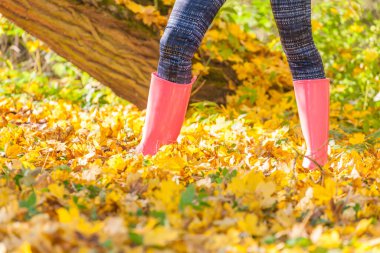 detay lastik giyen kadın çizme