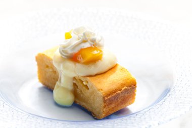 Vanilyalı kek, şeftali ve krema.