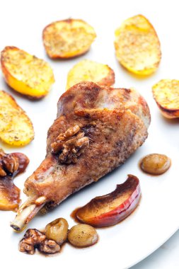 Meyveli tavuk budu ve kızarmış patatesle servis edilen ceviz.