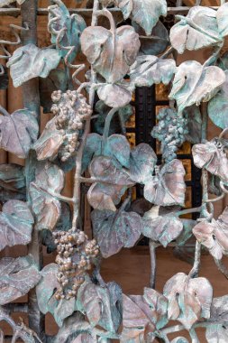 Demirden yapılmış ızgara sarmaşıkları, cevizleri, Hungary 'yi gösteriyor.