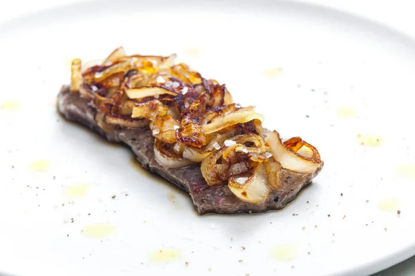 Bife Coberto Por Cebola Caramelizada — Fotografia de Stock