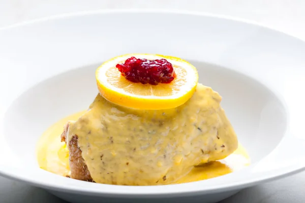 Carne Aves Com Molho Cremoso Servido Com Limão Cranberries — Fotografia de Stock