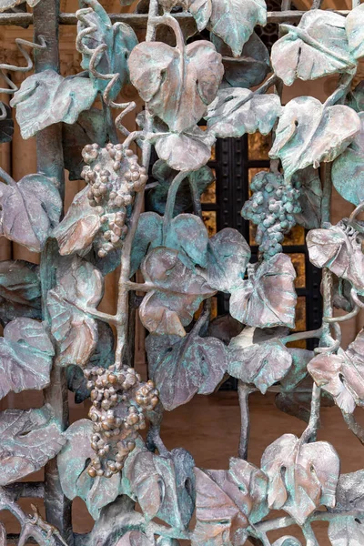 Demirden yapılmış ızgara sarmaşıkları, cevizleri, Hungary 'yi gösteriyor.