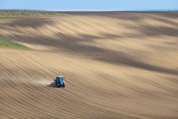 Tractor Con Taladro Semillas Paisaje Primavera — Foto de Stock