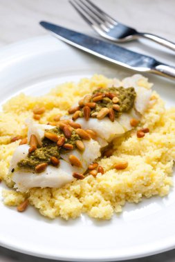 Yeşil pesto ile morina ve kuskus ile çam tohumu