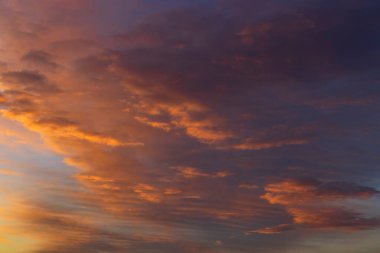 Gün batımından önce bulutlu güzel gökyüzü