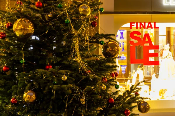 Detalle Del Árbol Navidad Escaparate Con Letrero Venta Final Praga — Foto de Stock