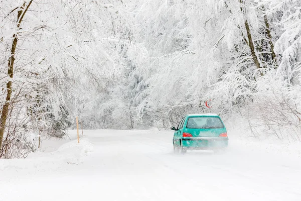 Green Car Snowy Road Orlicke Mountains República Checa — Fotografia de Stock