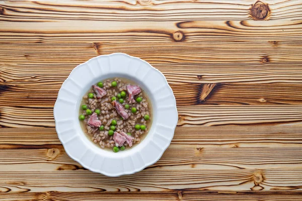 Carne Fumada Com Grumos Ervilhas Verdes — Fotografia de Stock