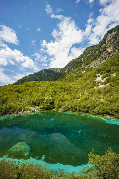 Talya Lago Cornino Nun Derinliklerinde Mavi Bir Kıç — Stok fotoğraf