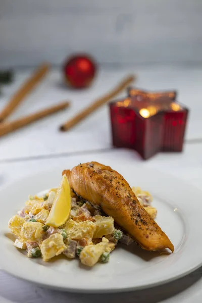 Cena Tradicional Navidad República Checa Filete Salmón Con Ensalada Patata — Foto de Stock