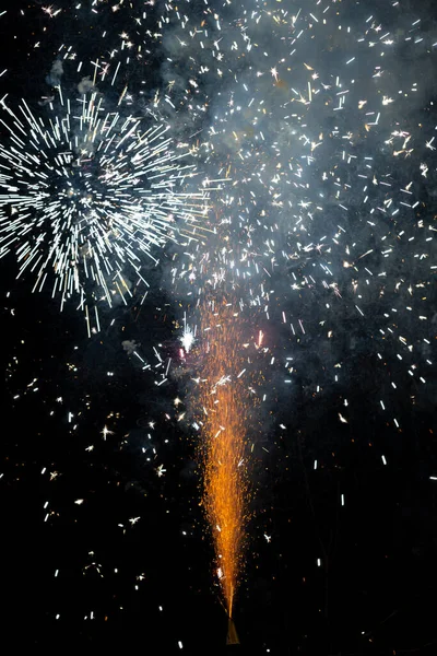 Yeni Yıl Kutlamaları Sırasında Akşam Gökyüzünde Havai Fişekler — Stok fotoğraf
