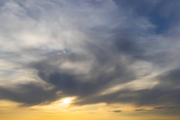 夕日の前に雲と美しい空 — ストック写真