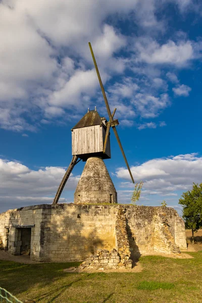 Montsoreau Yakınlarındaki Tranchee Vineyard Yel Değirmeni Pays Loire Fransa — Stok fotoğraf