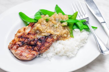 Soğan soslu domuz eti, yeşil fasulye ve pilav.