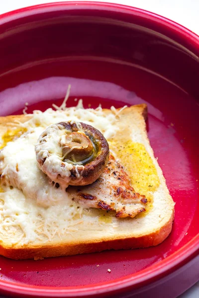 土司面包 香菇和奶酪 — 图库照片